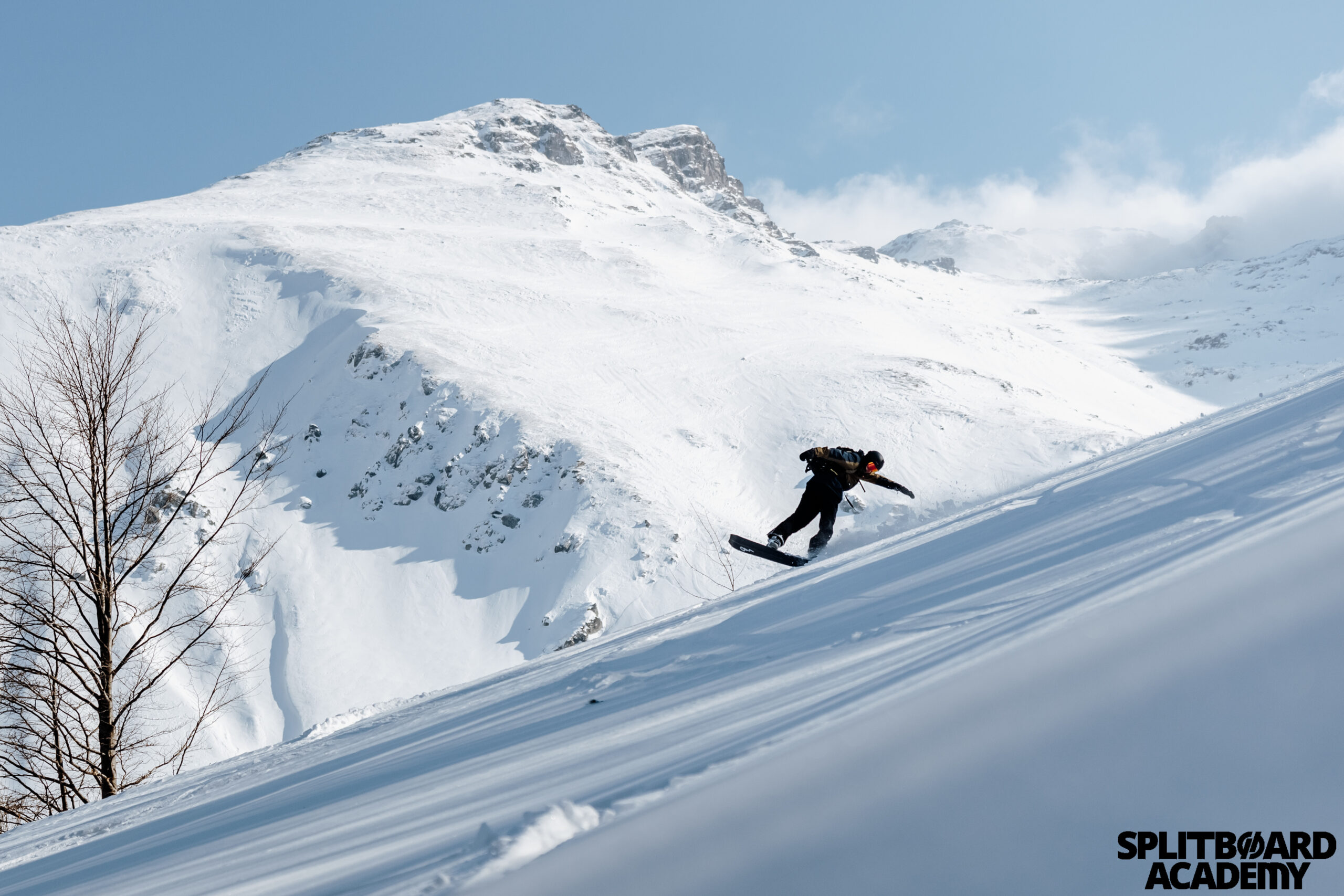 zjazd ze szczytu podczas obozu freeride'owego w Kosovie