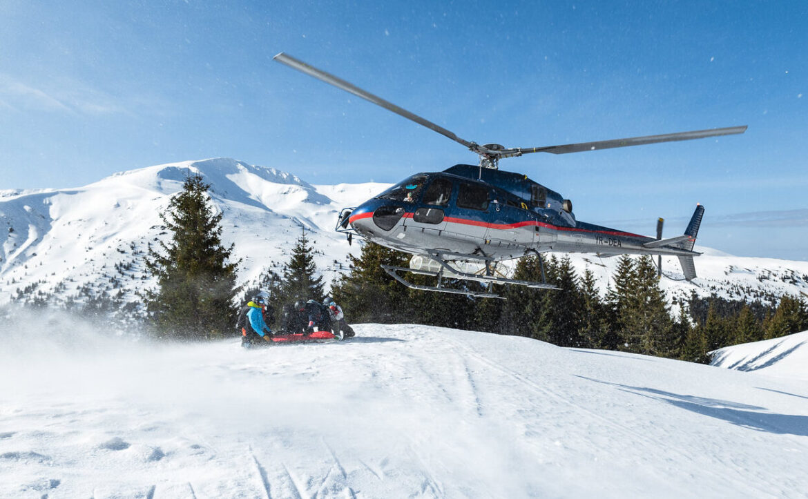 wylot helikopterem podczas obozu freeride'owego w Rumunii